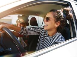 Junge Menschen haben Spaß am Autofahren